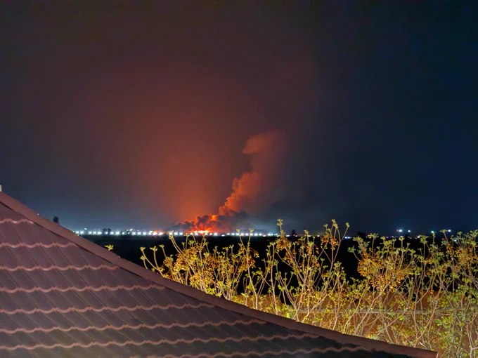 伊朗克尔曼省拉夫桑詹市附近一处仓库遭到袭击并持续燃烧