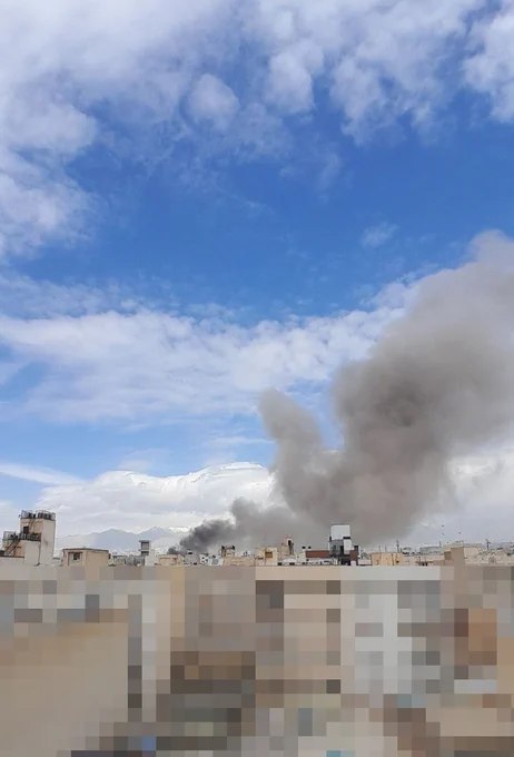 据现场目击者发送的图片和视频显示，当地时间上午10:30，以色列空军对位于德黑兰东部的"锤子"空军基地发动打击，现场大量文件碎片被气浪冲上空中，飘散数分钟