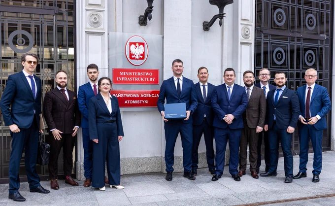 波兰已提交首座核电站的建设许可申请，该核电站将由美国西屋-贝克特尔联合体承建，共包含三个机组