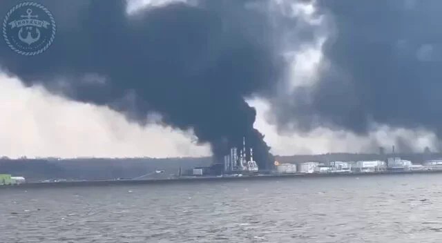 俄罗斯乌斯季卢加港（列宁格勒州）遭袭击后的火灾画面已曝光，该港口于3月25日夜间遭到攻击