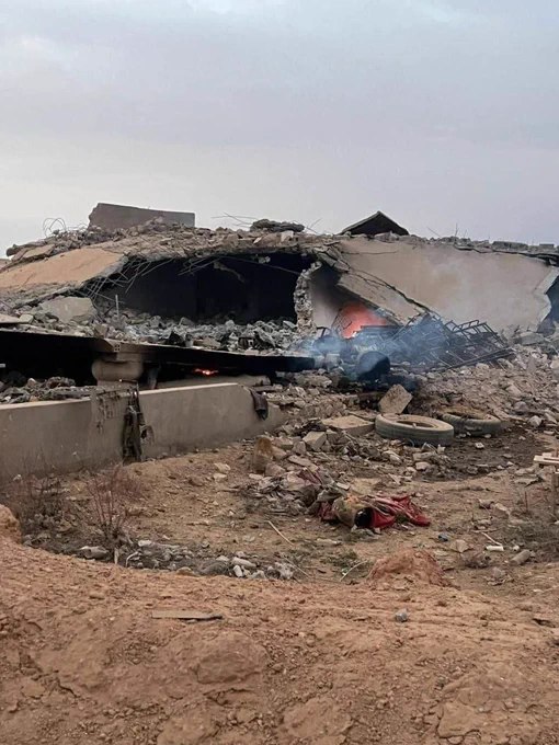 一场空袭打击了伊拉克西部靠近叙利亚边境的阿卡沙特地区，目标为亲伊朗的人民动员力量（PMF）阵地，第19旅指挥部遭到直接打击