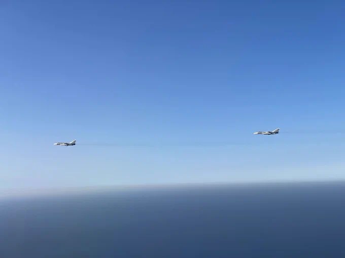 北约东部哨兵任务：驻立陶宛希奥利艾空军基地的西班牙战斗机紧急升空，拦截并护送两架在靠近北约边境国际空域飞行的俄罗斯空军Su-24D战斗轰炸机