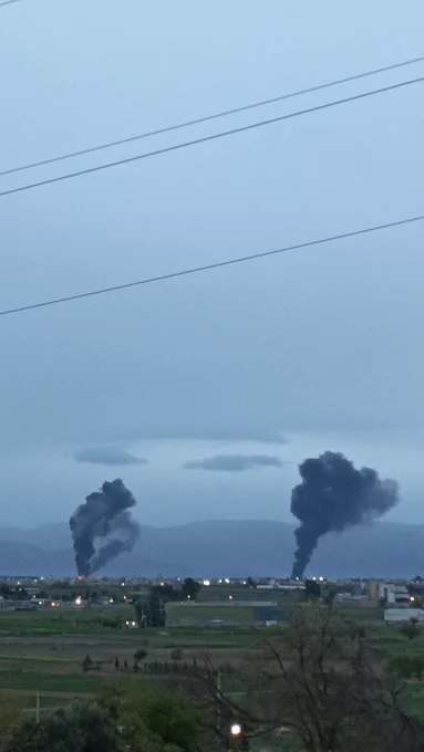 伊朗读者投稿图片显示，当地时间周二凌晨5时50分，设拉子空军基地及机场方向发生爆炸