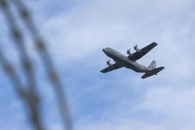 据意大利《晚邮报》报道，意大利拒绝了美军飞往中东的军机在西西里岛某基地降落的申请