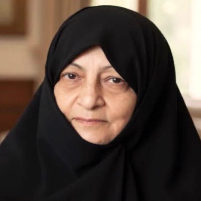 伊朗官方媒体援引法尔斯通讯社消息称，前最高领袖哈梅内伊之妻曼苏雷·霍贾斯特·巴格尔扎德目前仍然在世，与此前报道她在2月28日美以联合打击中受伤身亡的说法相互矛盾