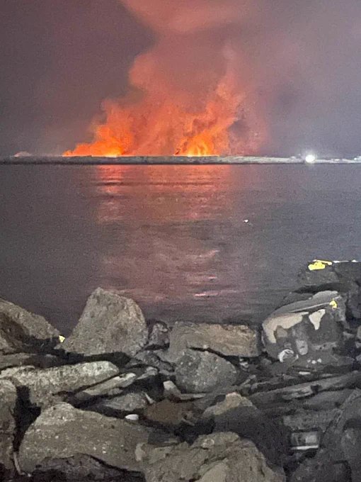 伊朗南部班达尔朗格港码头遭到袭击，现场火光冲天