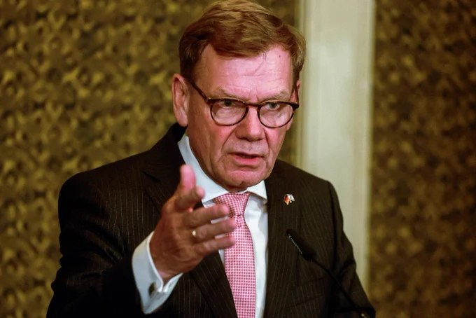 德国外长瓦德普尔表示，美国与伊朗正准备展开直接谈判，地点可能在巴基斯坦