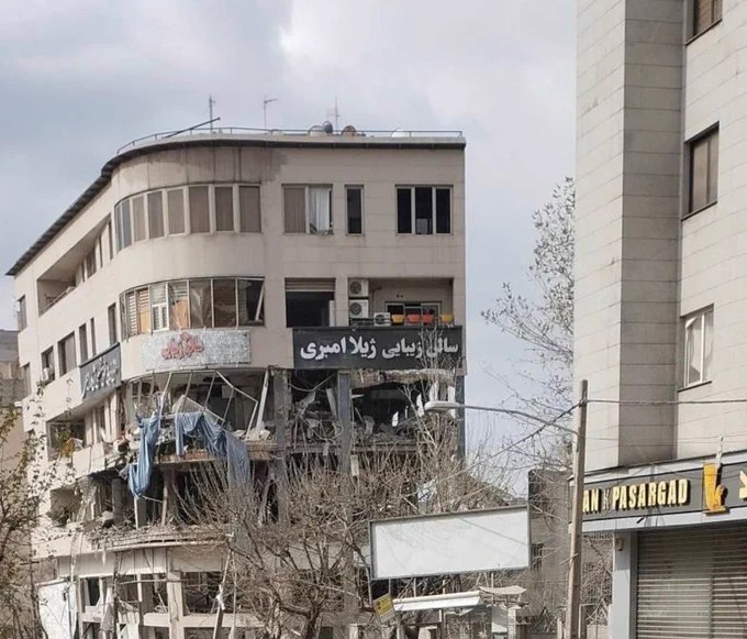 周日上午约9时，伊朗首都德黑兰哈拉维广场，卡塔尔阿拉比亚电视台办公楼遭到袭击