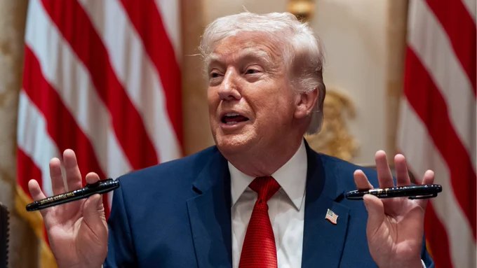 川普告知幕僚，他希望避免陷入"永久战争"，并寻求通过谈判退出，同时敦促幕僚强调他此前公开表态的四至六周解决冲突的时间表