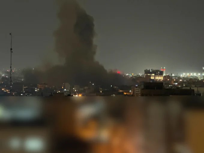 据报道，当地时间约凌晨1时15分，伊朗库姆市发生爆炸袭击，现场浓烟滚滚