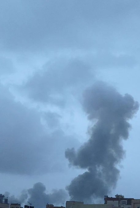 据市民报告，伊朗首都德黑兰东部地区当地时间凌晨5时52分听到数声爆炸，随后发生大规模停电；5时58分，德黑兰西部市民又报告听到两声爆炸