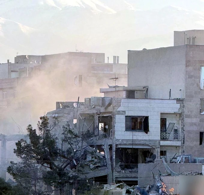 据市民发来的消息及图片：当地时间周三凌晨5:45，德黑兰特赫兰萨尔区42街穆加达西巷一栋建筑遭到袭击