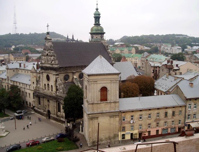 俄罗斯自杀式无人机击中利沃夫一座建于17世纪的圣安德鲁教堂，这座历史地标随即起火燃烧