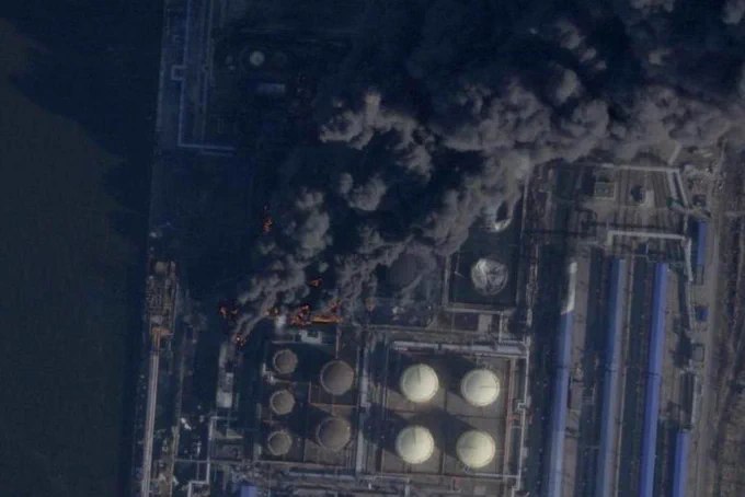 乌克兰无人机再度袭击俄罗斯乌斯季卢加港，港口火势进一步扩大
