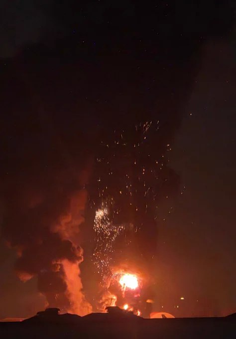 据现场画面显示，伊朗首都德黑兰梅赫拉巴德机场一架飞机遭到袭击，目前正在燃烧并持续发生爆炸，疑为机内燃料引发