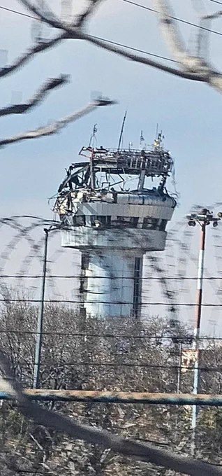 据报道，视频画面显示伊朗大不里士沙希德·马达尼国际机场（同时兼作军用机场）的塔台，在本周早些时候遭袭击后的受损情况