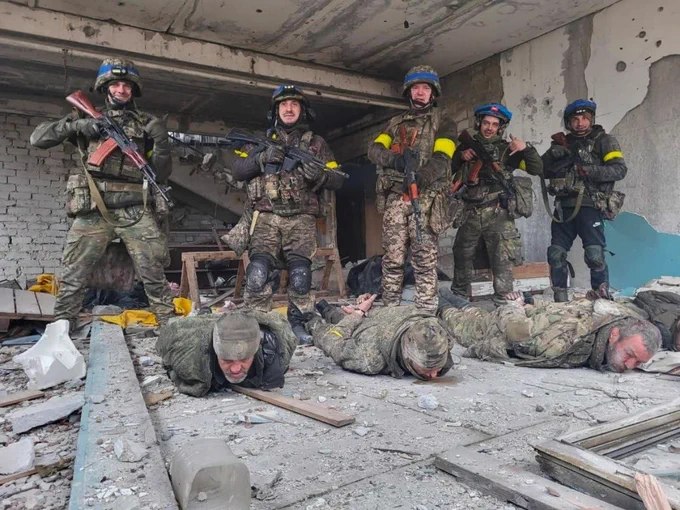 乌克兰第43独立机械化旅士兵在哈尔科夫州基夫沙里夫卡村附近，俘获一批俄罗斯军事人员