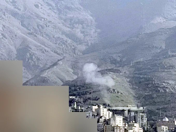 目击者照片显示，当地时间7时36分，德黑兰北部达尔班德地区上空遭到空袭，画面从伊拉希耶方向拍摄