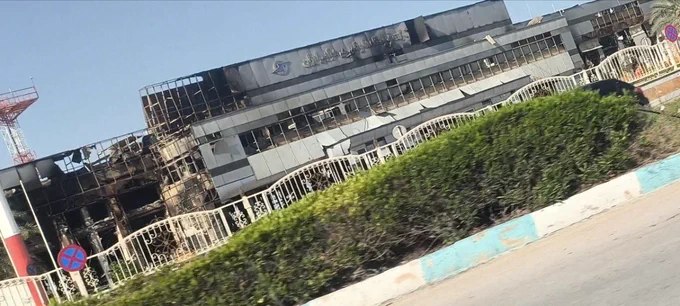 伊朗布什尔机场航站楼遭袭击后的现场画面，摄于周日（3月30日）