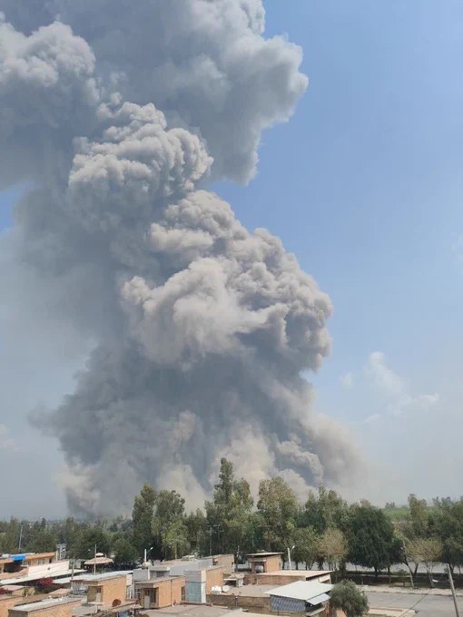 收到的图像及相关说明显示：今日11:45，伊朗西南部德兹富勒和安迪梅什克附近的第四战斗机基地发生四次强烈爆炸，周边大量民宅玻璃震碎