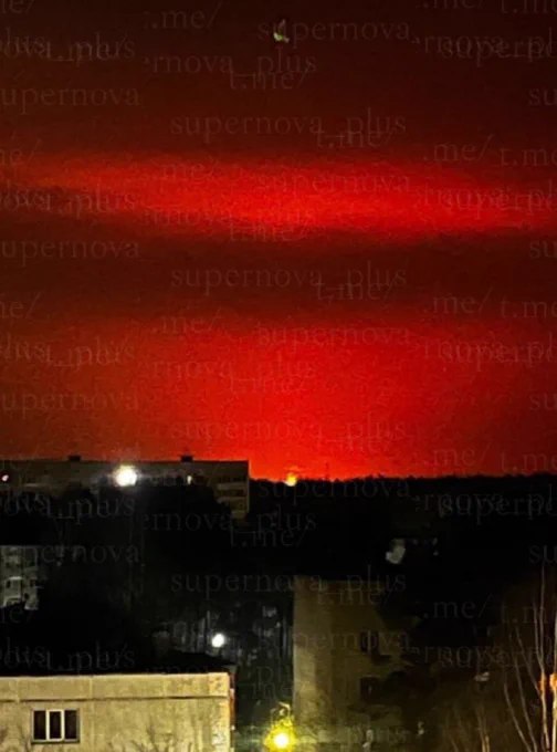 突发：乌克兰自杀式无人机袭击俄罗斯圣彼得堡地区基里希炼油厂，袭击发生后，基里希上空出现大片红色火光