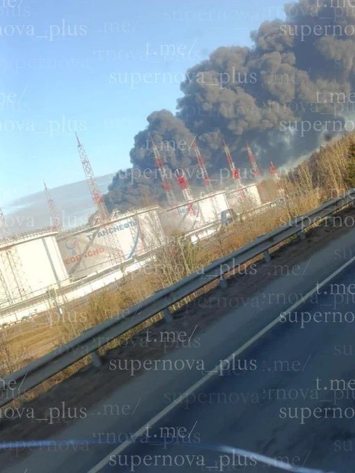 俄罗斯列宁格勒州乌斯季卢加港遭乌克兰无人机夜间袭击后再度起火，新的火势已蔓延至另一区域，此前的火灾尚未完全扑灭