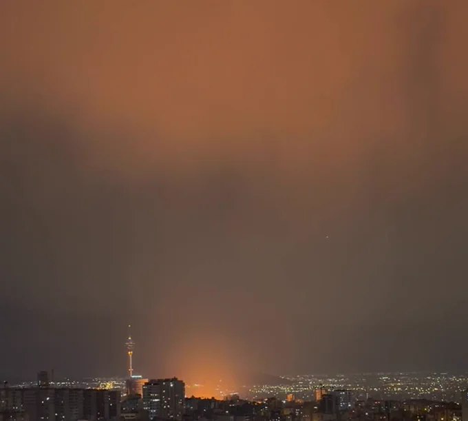 伊朗首都德黑兰多处地区遭空袭，当地时间晚21:20起，阿克巴塔丹（Ekbatan）和梅赫拉巴德（Mehrabad）方向相继传出剧烈爆炸声