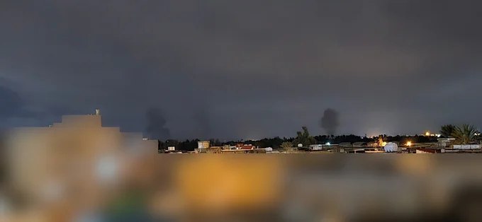 伊朗设拉子（当地时间周四凌晨约1:10）：据收到的图片及描述，设拉子机场及战斗机基地方向传出多声剧烈爆炸，城市四周均有爆炸声响