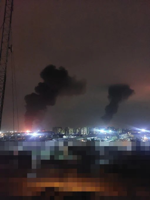 据现场目击者描述，周一凌晨约3时，伊朗首都德黑兰多处目标遭到袭击：梅赫拉巴德机场附近及埃克巴坦住宅区后方数处燃料相关设施被击中，此外西航站楼上方拉赫马尼街（近赫贾兹路段）、自由广场附近及贾纳赫大道起点处亦遭打击