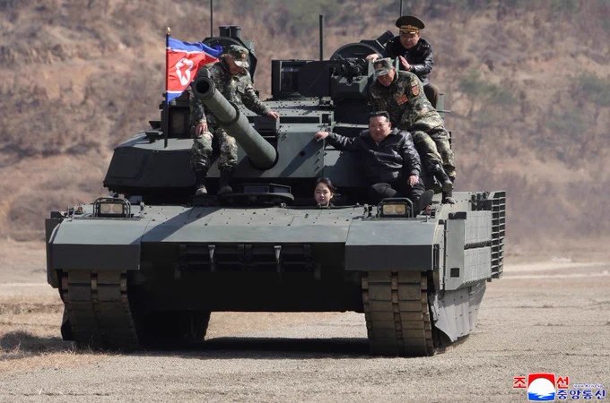 金正恩携女儿乘坐坦克，出席朝鲜军事演习