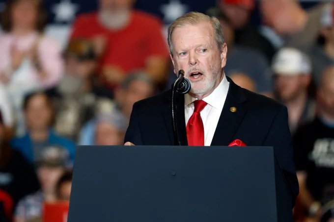 川普背书的北卡罗来纳州参议院领袖菲尔·伯杰在共和党初选中以23票之差落败，周二向罗金汉县治安官萨姆·佩奇承认败选