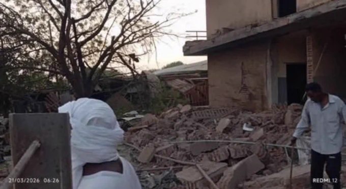 苏丹武装部队昨日对东达尔富尔州代因市一所医院实施无人机空袭，造成64名平民死亡