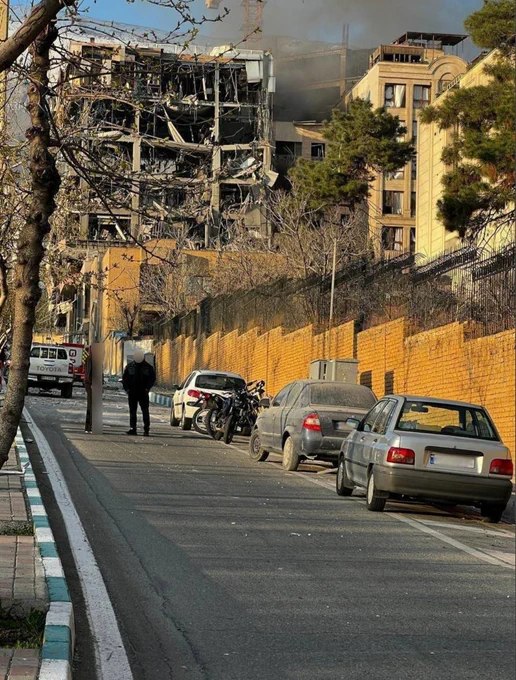 伊朗：据当地居民发送的消息和图片显示，当地时间周三约17:05，位于德黑兰 Ajoudanieh 地区的帕萨尔加德银行大楼高层遭到袭击