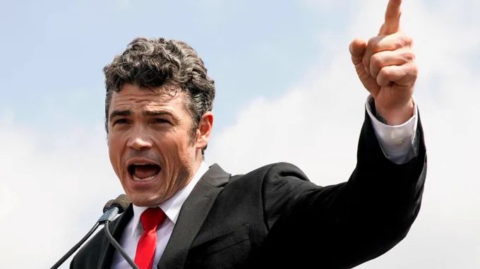 据Shelby Talcott报道，四名消息人士证实，前美国反恐局局长乔·肯特（Joe Kent）正遭联邦调查局（FBI）调查，涉嫌泄露机密信息