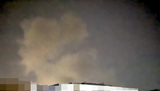 据收到的现场图片及描述，当地时间周一18:32，伊朗南部港口城市班达尔阿巴斯传出2枚导弹击中的声响，目击者称第二声爆炸声更响，并伴有飞机声，疑似打击目标为巴霍纳尔码头方向（该区域驻有伊朗陆军及伊斯兰革命卫队）