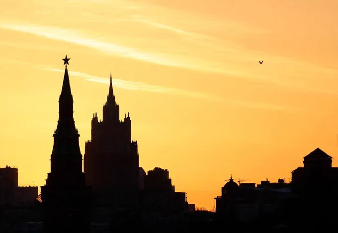 据路透社报道，受伊朗战争影响，全球油价上涨，克里姆林宫意外获得"石油红利"——俄罗斯石油收入可能在一个月内暴增70%