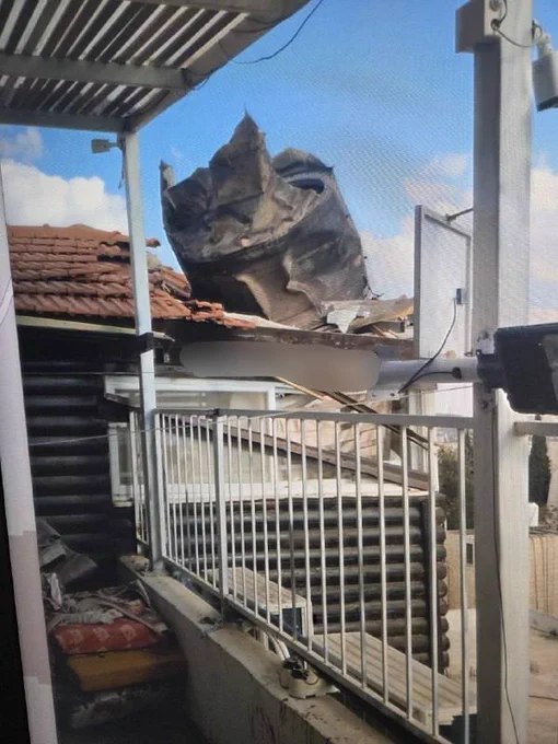 伊朗弹道导弹碎片击中东耶路撒冷一栋居民楼