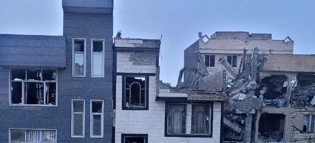 市民拍摄画面显示，伊朗首都德黑兰 13 Aban 街区 Mehr 巷一栋建筑于周五凌晨4时07分遭到打击，周边建筑亦受损