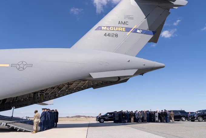 白宫发布照片，川普总统出席庄严移交仪式，迎接在伊拉克上空加油机坠毁事故中牺牲的6名美军英雄遗体