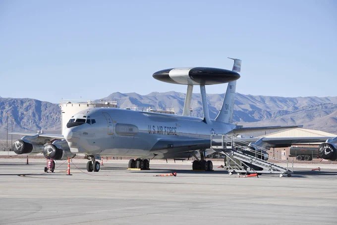 据《空军与航天部队》杂志报道，伊朗昨日对沙特阿拉伯苏尔坦王子空军基地发动的弹道导弹袭击，导致一架美军 E-3哨兵预警机及数架加油机受损