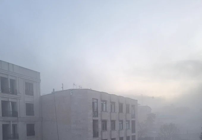 德黑兰阿赫蒂亚里耶区（海军基地附近）居民报告：当地时间周三，该区遭到4次爆炸袭击，威力远超以往