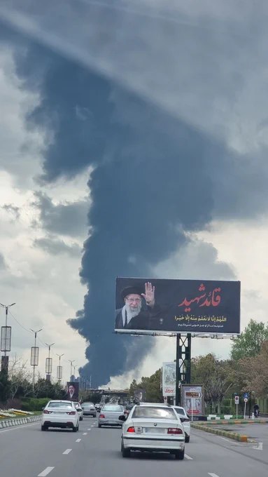 据收到的现场图片显示，伊朗马什哈德机场方向在当地时间上午9时50分发生爆炸后，现场升起大量浓烟