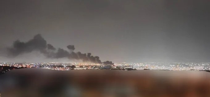 据读者投稿图片显示，伊朗首都德黑兰西部凌晨4时20分发生爆炸，现场火势仍在持续燃烧