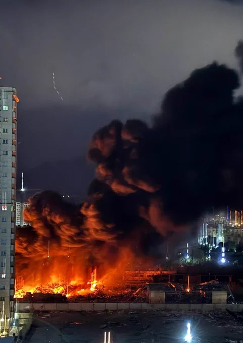 伊朗：据收到的图片显示，德黑兰西部库赫克军营连续两夜遭到打击，昨夜一处仓库被摧毁，今夜另一处设施再度被击中