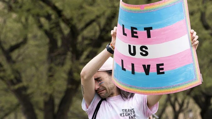 美国最高法院以8比1裁定，科罗拉多州禁止对LGBTQ+未成年人实施"转化治疗"的法律违宪，支持一名基督教辅导员的主张——该辅导员认为，禁止谈话治疗的法律侵犯了宪法第一修正案所保障的言论自由