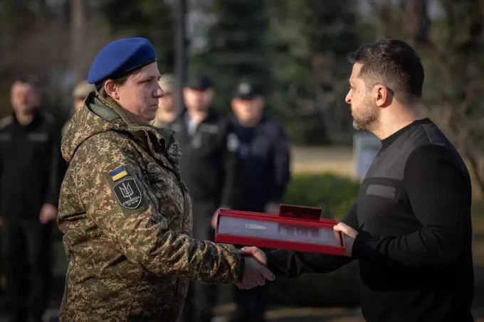 泽连斯基首次将乌克兰英雄称号授予一名女性——国家卫队士兵奥列克桑德拉·达维坚科（代号"Vyrva"）