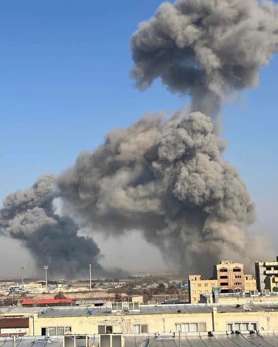 今晨，伊朗大不里士西部一处工业区遭到袭击，现场爆炸浓烟滚滚