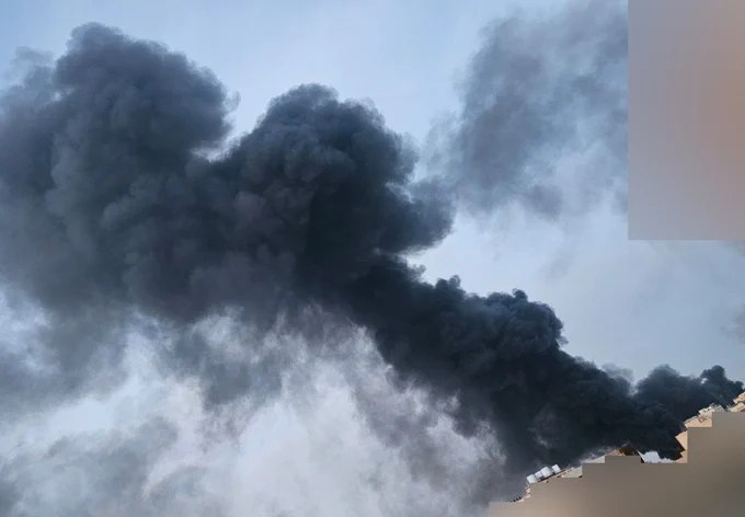 伊朗读者投稿图片显示，当地时间下午6时，伊斯法罕飞行综合体附近发生剧烈爆炸，现场浓烟滚滚