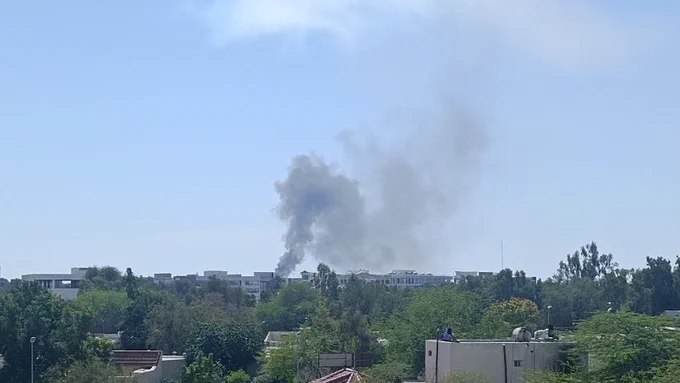 伊朗：据收到的图片显示，当地时间17时20分，基什岛机场方向遭到4枚导弹袭击