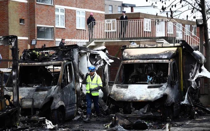 英国伦敦北部戈尔德斯格林一处犹太教堂外，3月23日发生反犹纵火袭击事件，一家犹太慈善机构的4辆救护车遭人纵火焚毁